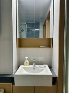 首尔Guil Property的浴室设有白色水槽和镜子
