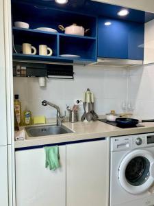 首尔Guil Property的厨房配有水槽和洗衣机