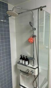 首尔Guil Property的浴室内装有瓶子的淋浴
