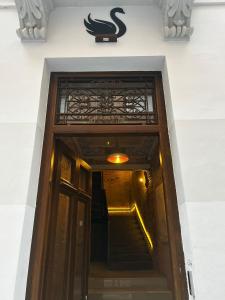 格拉纳达Black Swan Hostel Granada的通往建筑的门,上面有标志