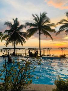 卡图纳耶克New Saniro Lagoon Deck的棕榈树和海洋的度假游泳池