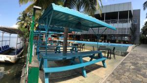 卡图纳耶克New Saniro Lagoon Deck的游泳池畔的蓝色野餐桌