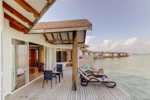北马累环礁马尔代夫西纳蒙多维利酒店的水面上的房子,有甲板