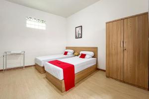 BlimbingRedDoorz Syariah @ Jl. Candi Kalasan的一间卧室配有一张床和一个橱柜