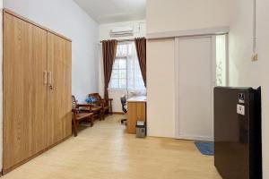 BlimbingRedDoorz Syariah @ Jl. Candi Kalasan的客房设有冰箱、书桌和窗户。