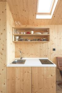 IvanjkovciGlamping house Julija - Wellness & View的木墙内带水槽的厨房