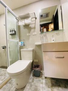 金沙镇浯作艺旅的一间带卫生间和淋浴的浴室