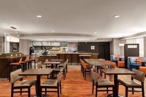 North Wales费城蒙哥马利万怡酒店的一间带桌椅的餐厅和一间酒吧