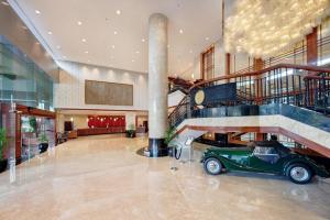 雅加达鲁米尔会议酒店 的中间有一个绿色汽车的大堂