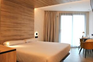 阿兰扎达德风阿苏尔酒店的酒店客房设有床和窗户。