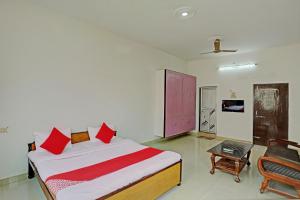 瓦拉纳西Super OYO Flagship Shivansh Paying Guest House的一间卧室配有一张带红色枕头的大床