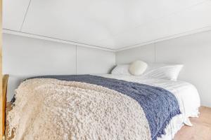 亚拉腊Montara Views 3的白色卧室配有一张带蓝色毯子的床