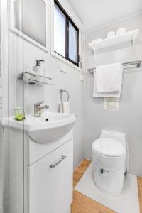 亚拉腊Montara Views 3的白色的浴室设有水槽和卫生间。