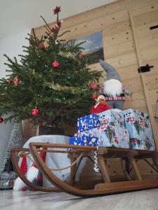 热拉梅La ferme du Badon的雪橇上的圣诞树和火鸡