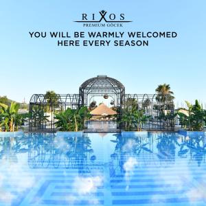 戈西克Rixos Premium Göcek - Adult Only的享有度假村游泳池的景致