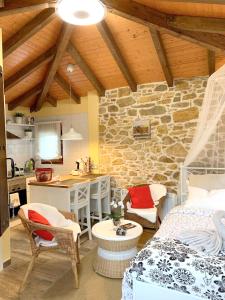 BiescasOne bedroom house with shared pool terrace and wifi at Biescas的厨房以及带1张床和1张桌子的卧室