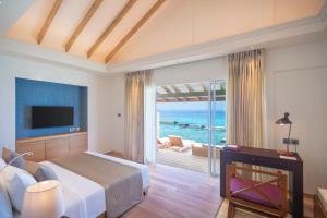 汉纳梅杜岛西纳蒙艾莱霍马尔代夫酒店的一间卧室配有一张床,享有海景