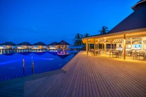 汉纳梅杜岛西纳蒙艾莱霍马尔代夫酒店的夜间带游泳池的度假村