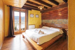 普奇塞达Masia d'en cot的一间卧室设有一张床和一个大窗户