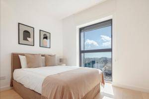 尼科西亚Nicosia Central Park Residences的白色的卧室设有一张大床和一个窗户