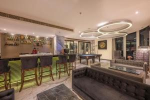 西姆拉Echor Shimla Hotel - The Zion的大堂设有酒吧和台球桌