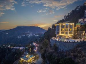西姆拉Echor Shimla Hotel - The Zion的山边的建筑物