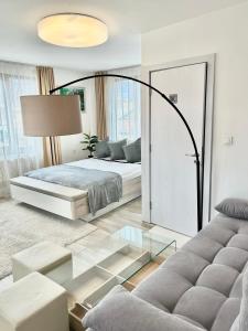 戈韦达尔齐Bulgarane House的一间卧室配有一张床和一张玻璃桌