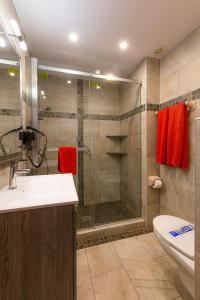 英格兰海滩Apartamentos Bogota的带淋浴、盥洗盆和卫生间的浴室