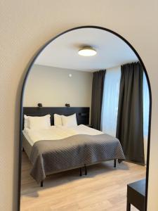 瑟德港第一斯塔特酒店的一间卧室配有一张床和一面大镜子