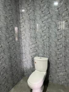 AbomanSerene Hostel的一间位于客房内的白色卫生间的浴室