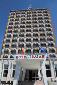布勒伊拉特瑞安酒店的前面有旗帜的酒店大楼