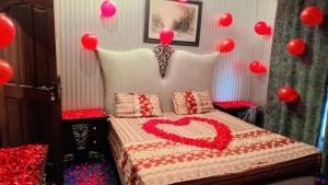 穆里Rashk e Qamar的一间卧室,配有一张心形床