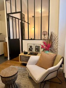 巴黎Appartement Cosy Paris Montmartre的客厅配有白色的沙发和桌子
