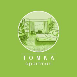 塞格德Tomka Apartman的一张带床和桌子的房间图