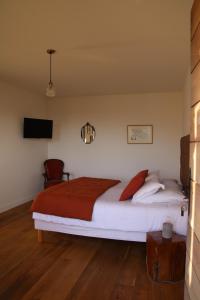 博科尼亚诺Casa Santa Lucia的一间卧室配有一张带红色毯子的大床