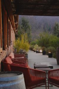 博科尼亚诺Casa Santa Lucia的坐在庭院里的一排红色长椅