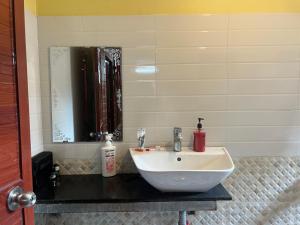 富国Cali Hill Resort的浴室设有白色水槽和镜子
