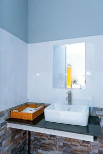 富国Cali Hill Resort的白色的浴室设有水槽和镜子