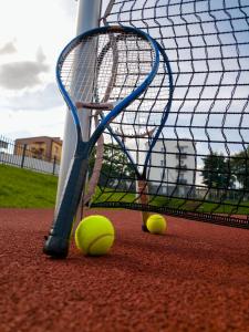 IłżaPrzystań - Aktywna strona Iłży的网球场上的网球拍和两场网球