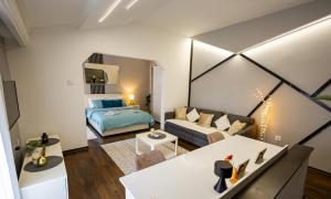 贝尔格莱德Belgrade old town apartment的客厅配有沙发和1张床