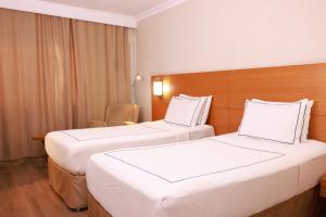 BurunabatANEMON KENT EGE的酒店客房,配有两张床和椅子
