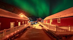 SennesvikUre Lodge的天空中闪烁着光芒,在一座城市中