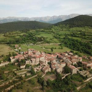 ToloríuLA HOSTERIA DE TOLORIU, el alt Urgell的享有山脉村庄的空中景致