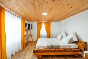 克卢日-纳波卡Casa Davana的一间卧室设有一张木天花板床。
