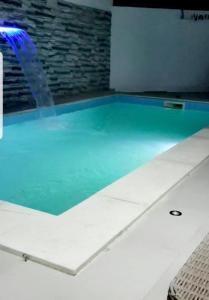 苏塞Villa B&B的室内的蓝色海水游泳池