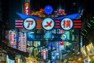 东京stayme THE HOTEL Ueno的 ⁇ 虹灯标志的城市街道