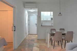 塞维利亚Precioso piso residencial的厨房以及带桌椅的用餐室。