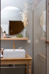 贝尔内姆海特索特沃特住宿加早餐酒店的一间带水槽和镜子的浴室