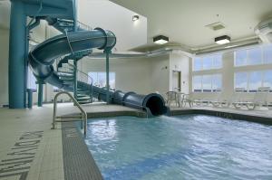温莎温莎速8酒店的大楼内一个带滑梯的游泳池