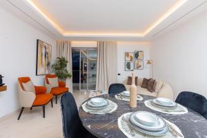 拉巴特Aristocratic Abode: Luxurious 2BR Flat in Agdal的客厅设有餐桌和椅子